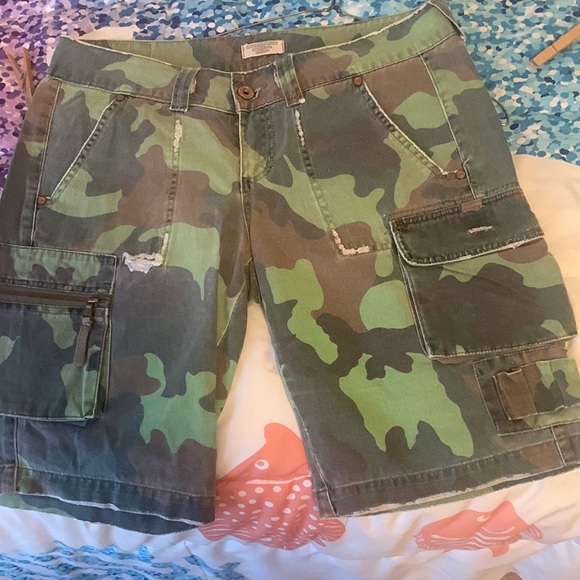 Ladies size 9 juniors Camouflage shorts just above the knee length - Picture 10 of 11
